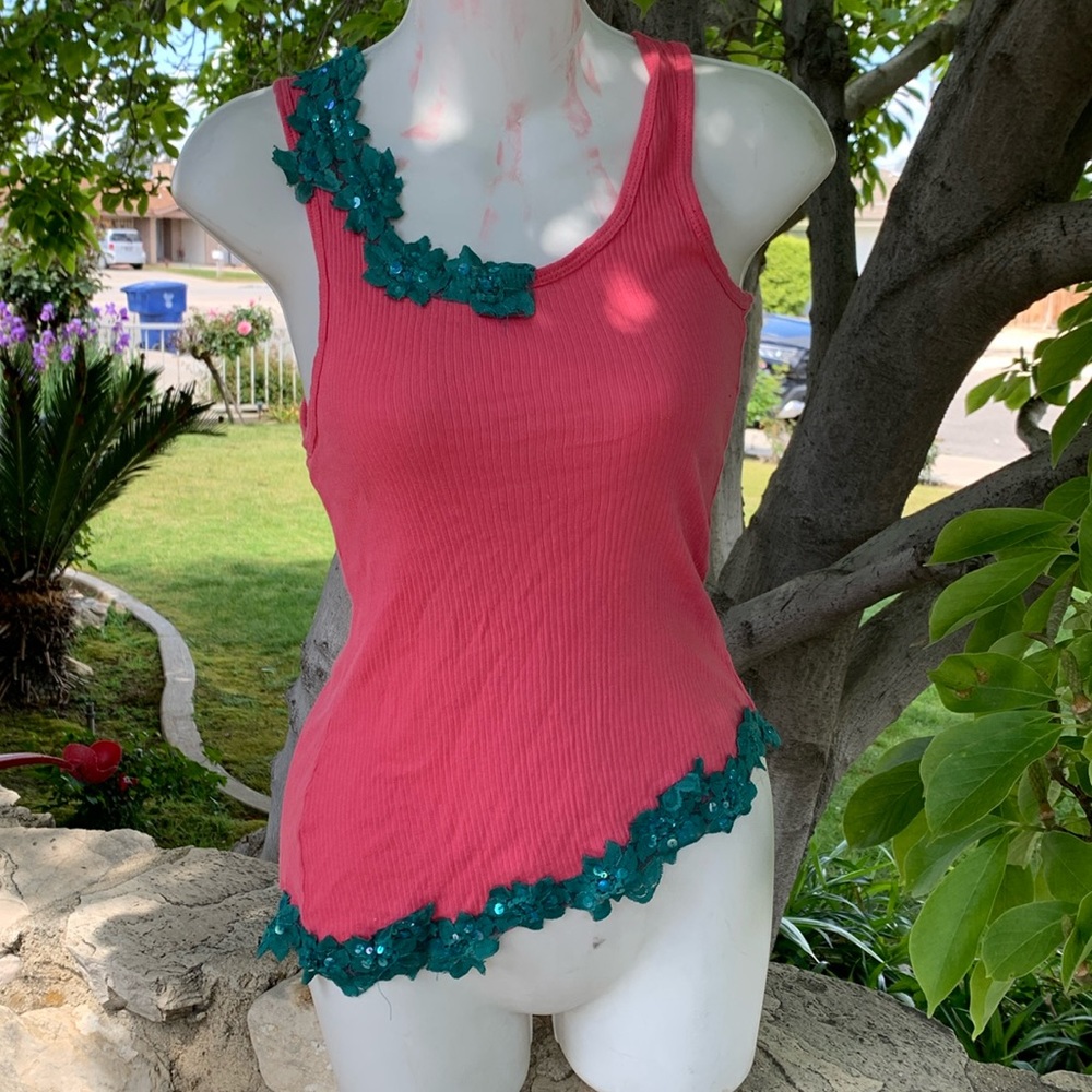 Cute tank with contrast sequin detail